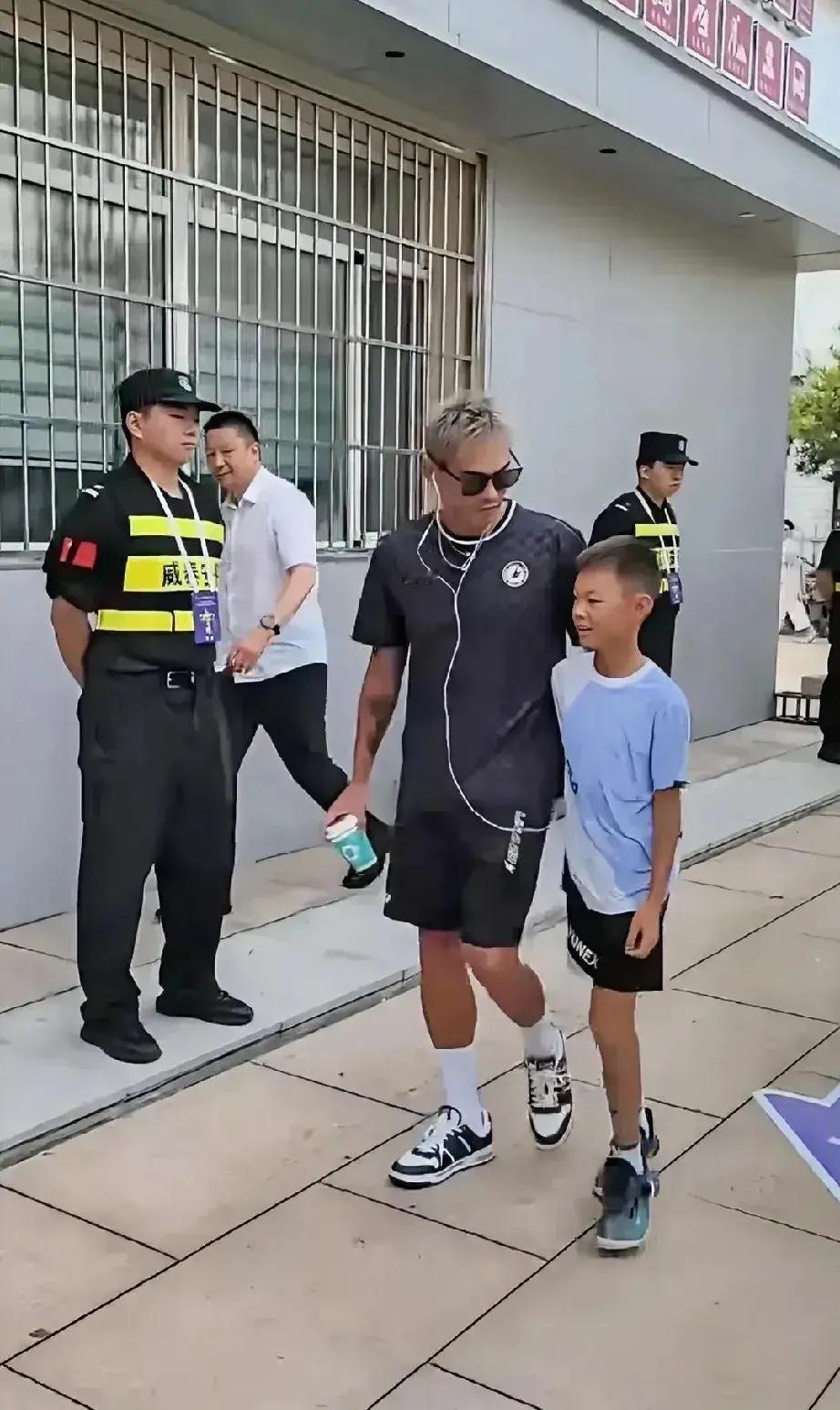 林丹出行打扮真霸气，旁边小孩是谁
