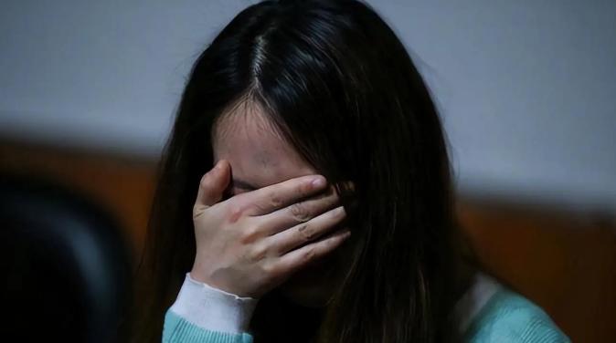 一个19岁的女孩，

在酒吧当服务员，

被一个21岁的男生追到手。

同居后，