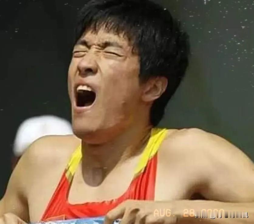 姚明当年的选择比刘翔要聪明多了。
姚明退役当年做决定很干脆。
他选择主动完成自主