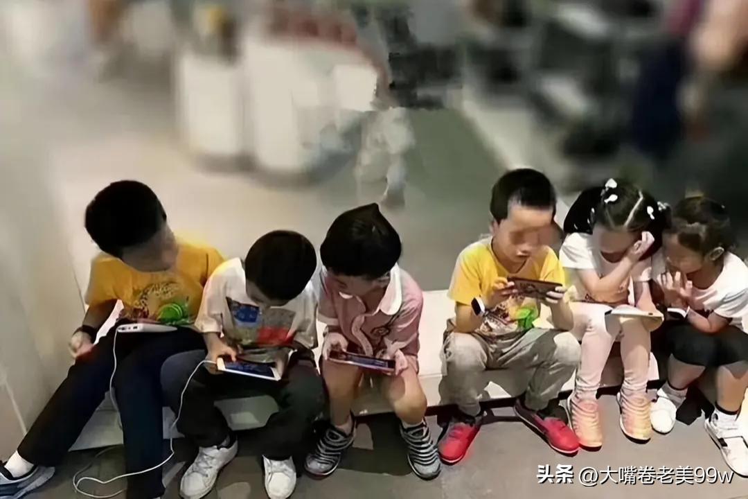 游戏，已经害了两代人，很多孩子深受其害，这一现象非常普遍，已经成为中国目前最棘手