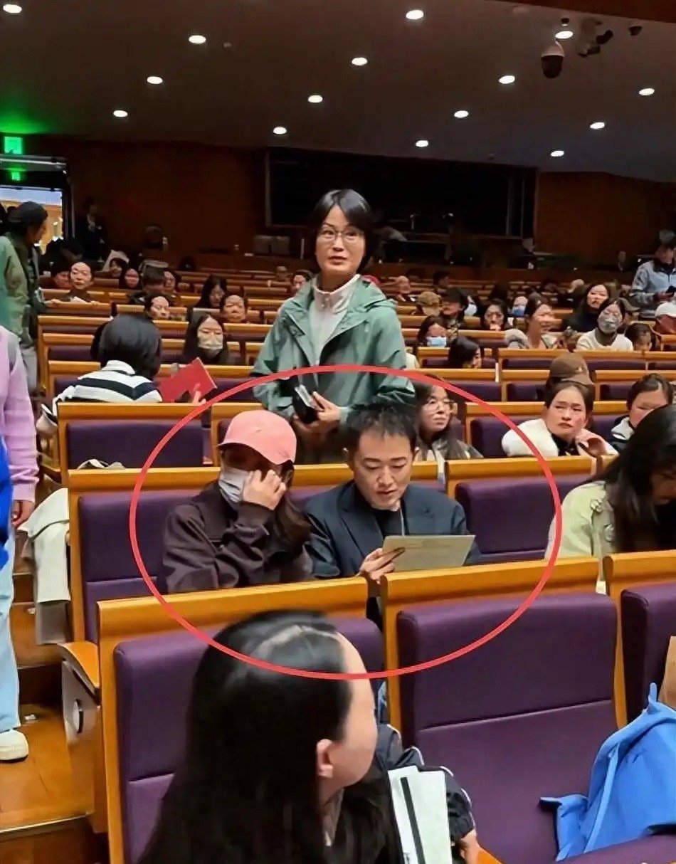 10月24日清华园偶遇53岁任泉，头发稀疏苍老了，李冰冰依偎肩头，俩人同岁却差出