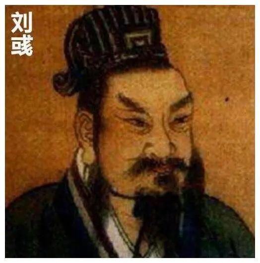 公元470年，南朝宋皇帝刘彧举行宫宴，要求女眷全都赤裸着身子参加，皇后在一旁用扇