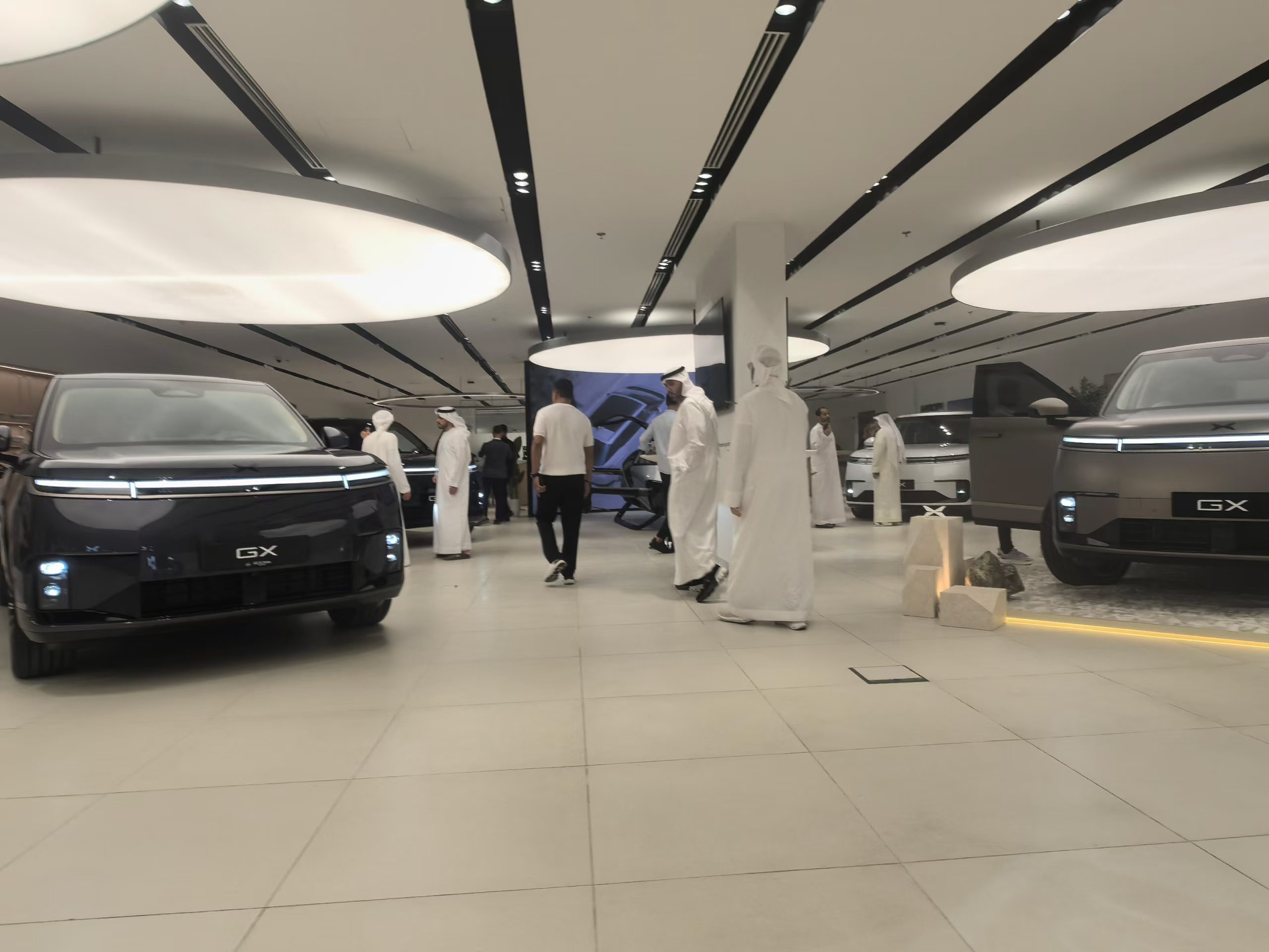 售价都还没公布，小鹏GX已经在中东拿下2000个订单。最近GX首次亮相迪拜展厅，