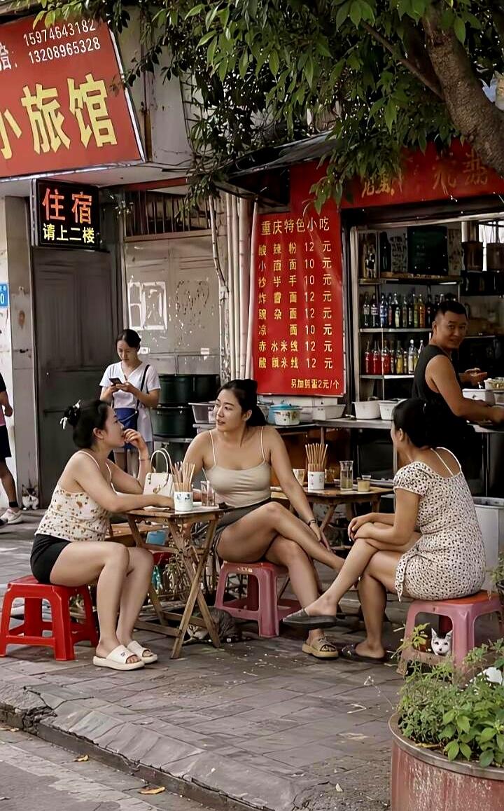 你见过凌晨1点，穿着起皱西装蹲在便利店门口，大口扒拉着15块钱冷盒饭的年轻人吗？