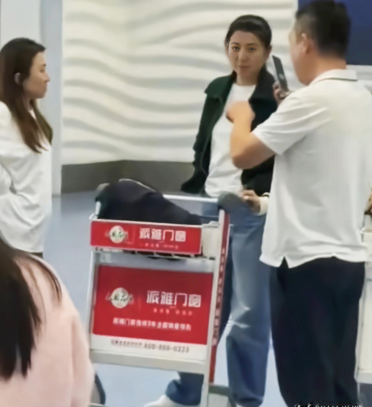 闫学晶素颜三亚机场被拍，9岁女儿全程乖巧，网友却炸锅了：这时间点不对劲！
不是假