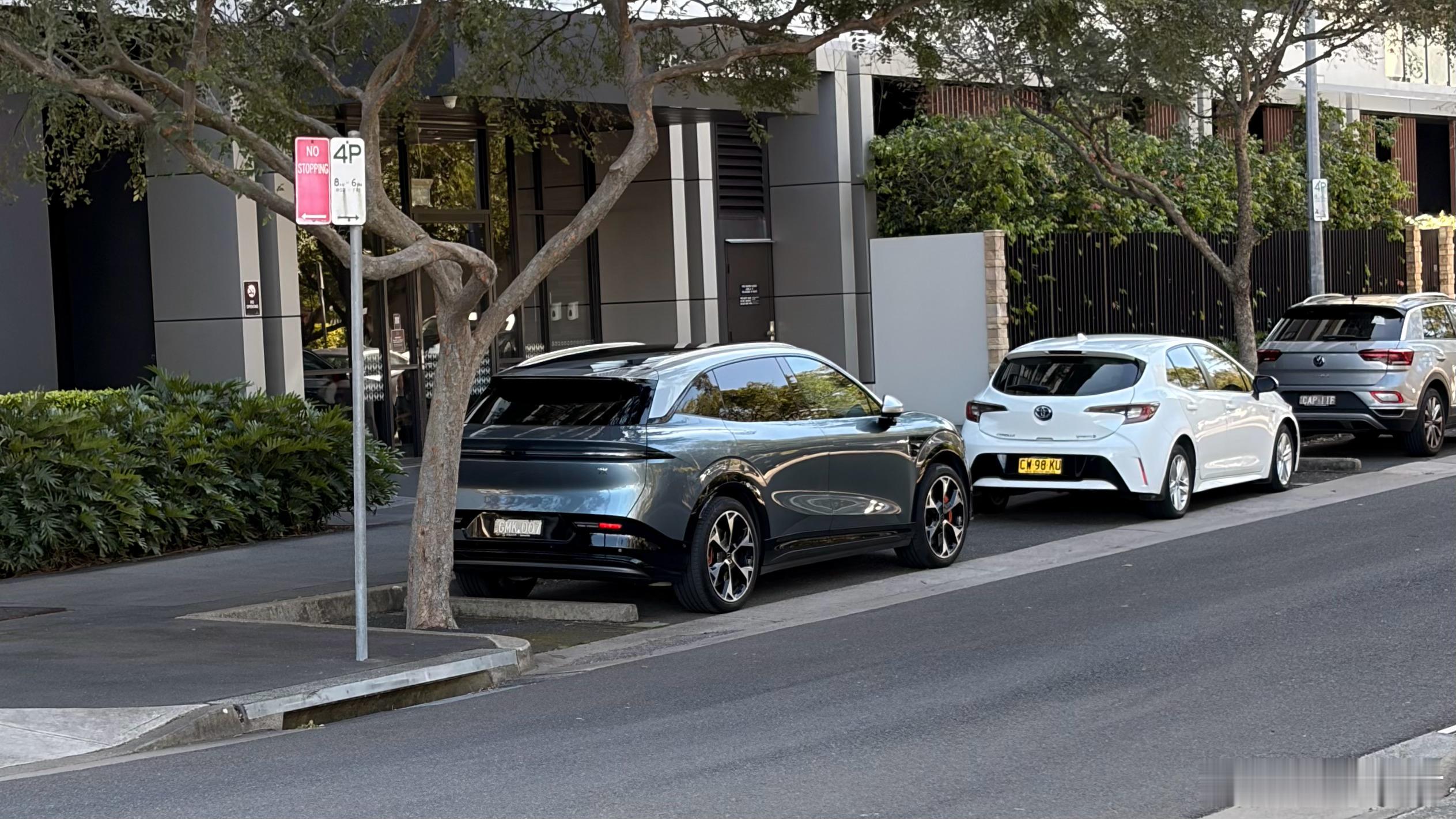 看到了极氪 7X 右舵版，和这边的街道好搭