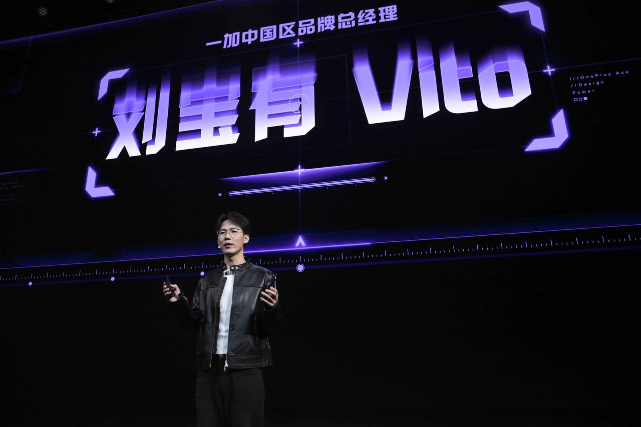 一加中国区品牌总经理刘宝有，为大家介绍「颗秒神器」一加 Ace 6 至尊版的旗舰