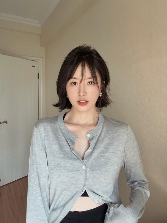 翘翘的短发