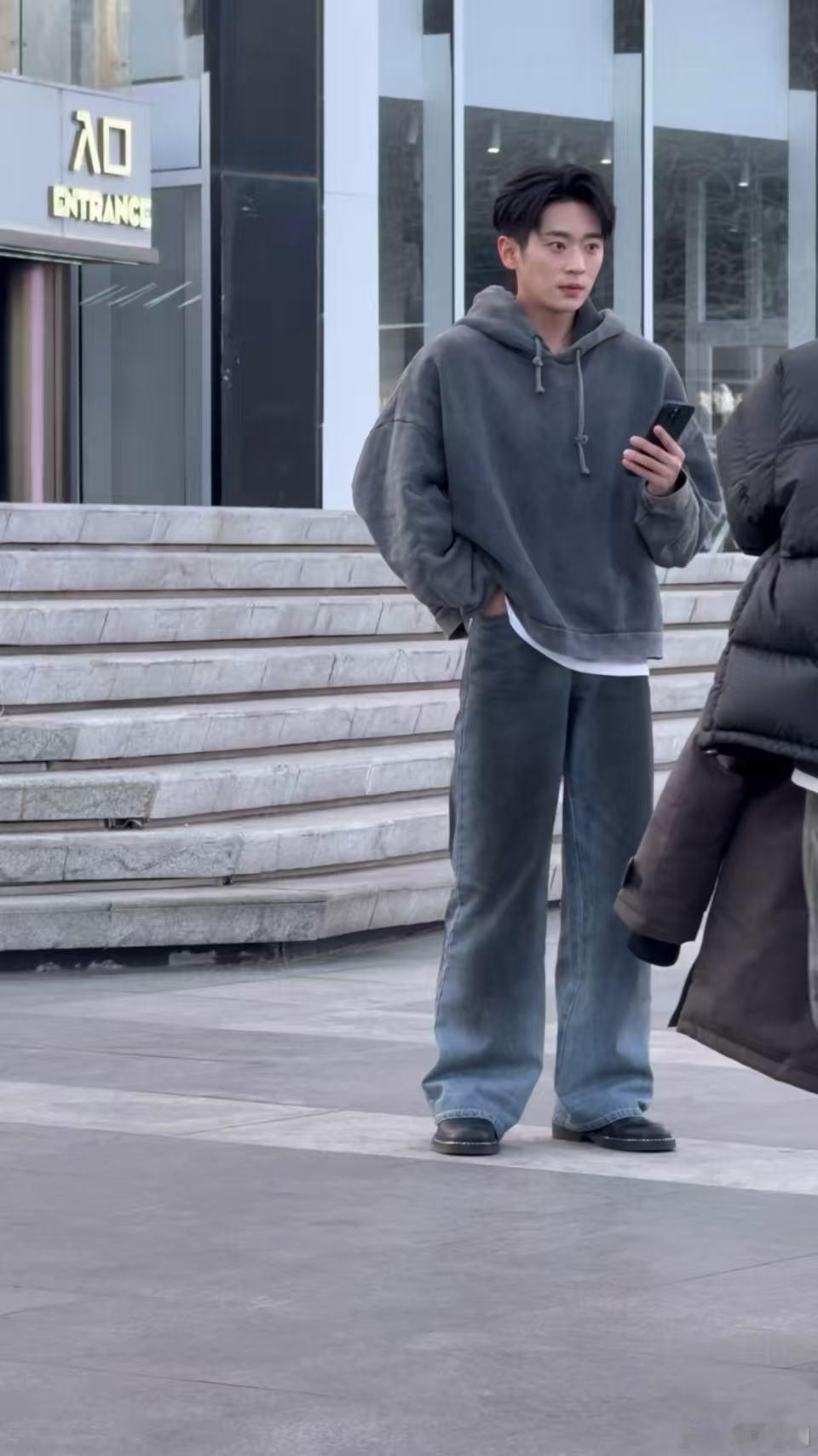 丞磊昨天男明星今天男大 丞磊你是懂造型反差的！昨天西装革履帅气逼人，今天卫衣一穿