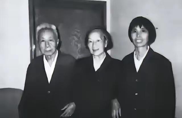 1981年，分离46年的西路军女团长再见丈夫，开口第一句却是：当年在兰州，是不是