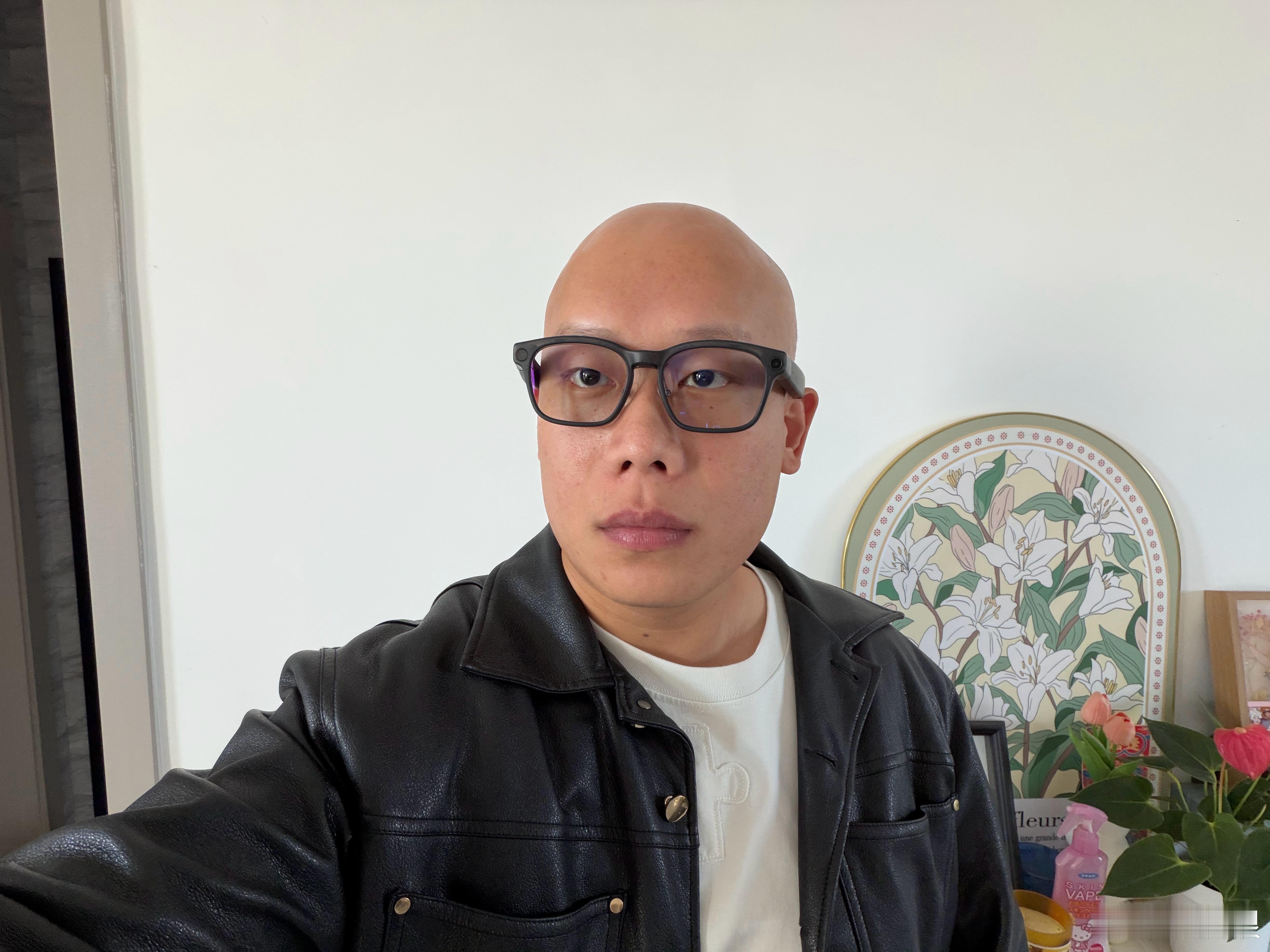 理想眼镜、小米眼镜都不错。因为本博长得欠缺一点亲切，平时没少受到歧视。带上这些精