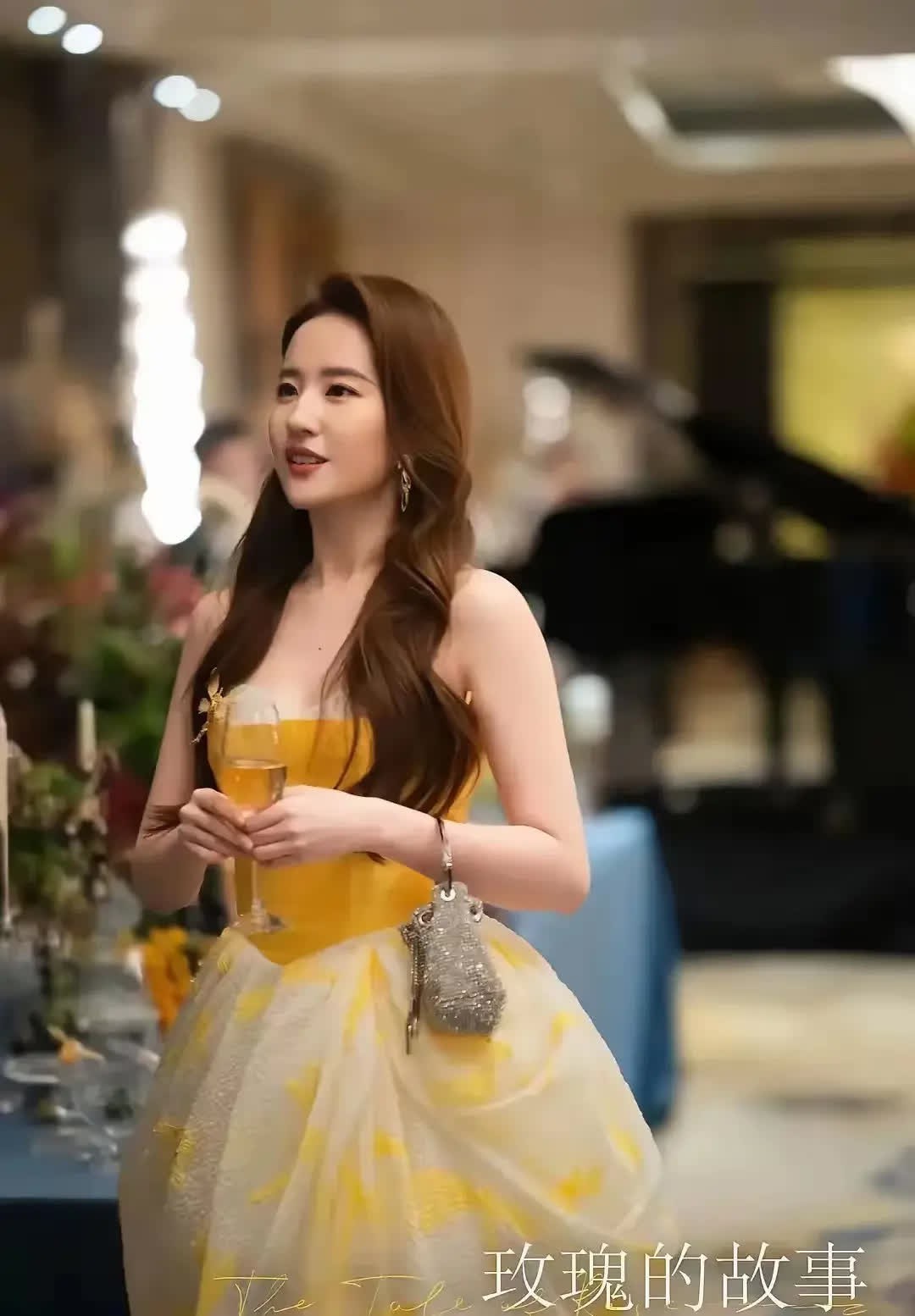 女人无论多少岁，都应该忠于自己，而不是去挑选男人。  《玫瑰的故事》这部剧改编自