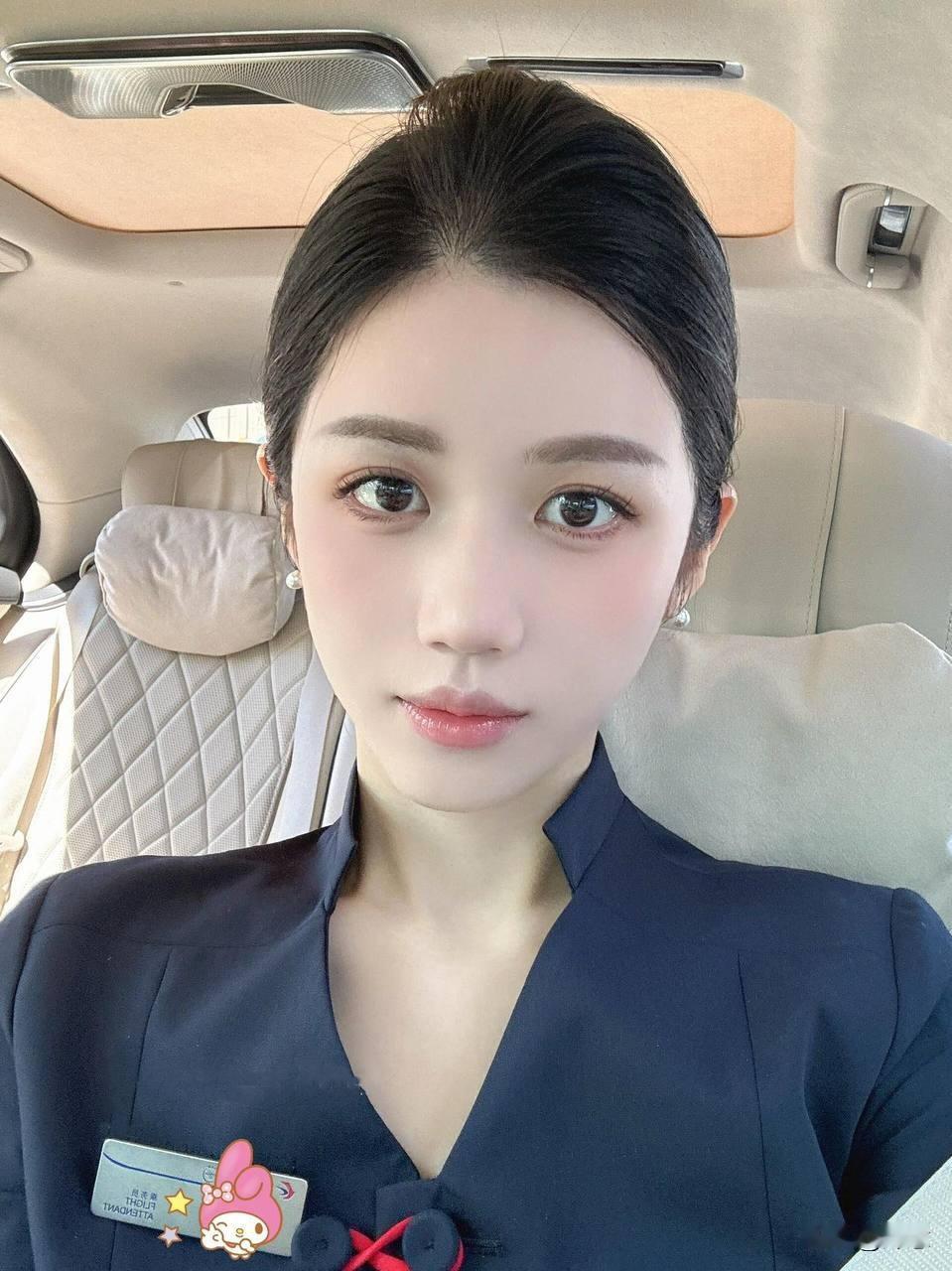 镜中人影，笑语如花。