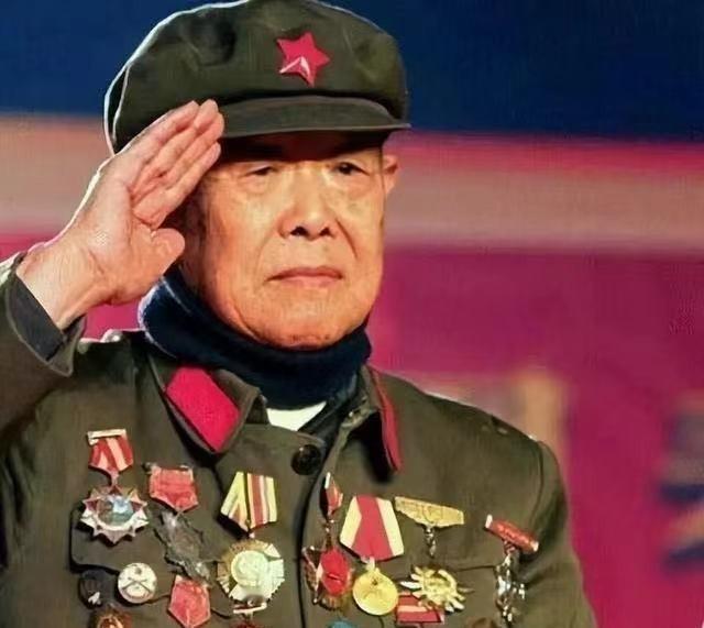 1997年，肺部严重积水的张国福，无法承担治疗费用，女儿拿出他的退伍证去军队碰运