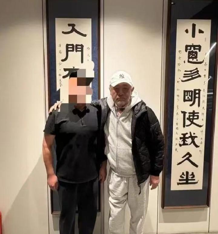 时间来到2026年春天，潍坊街头一家小饭馆里，陈宝国挺着明显发福的肚子，被路人认