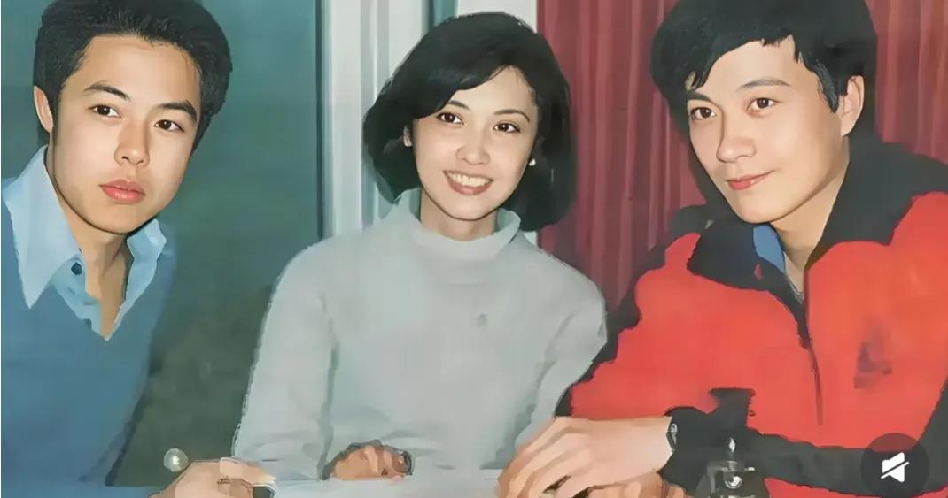 八十年代的一张老照片，著名演员张铁林，朱琳，周里京的合影。朱琳  是真的美，明眸