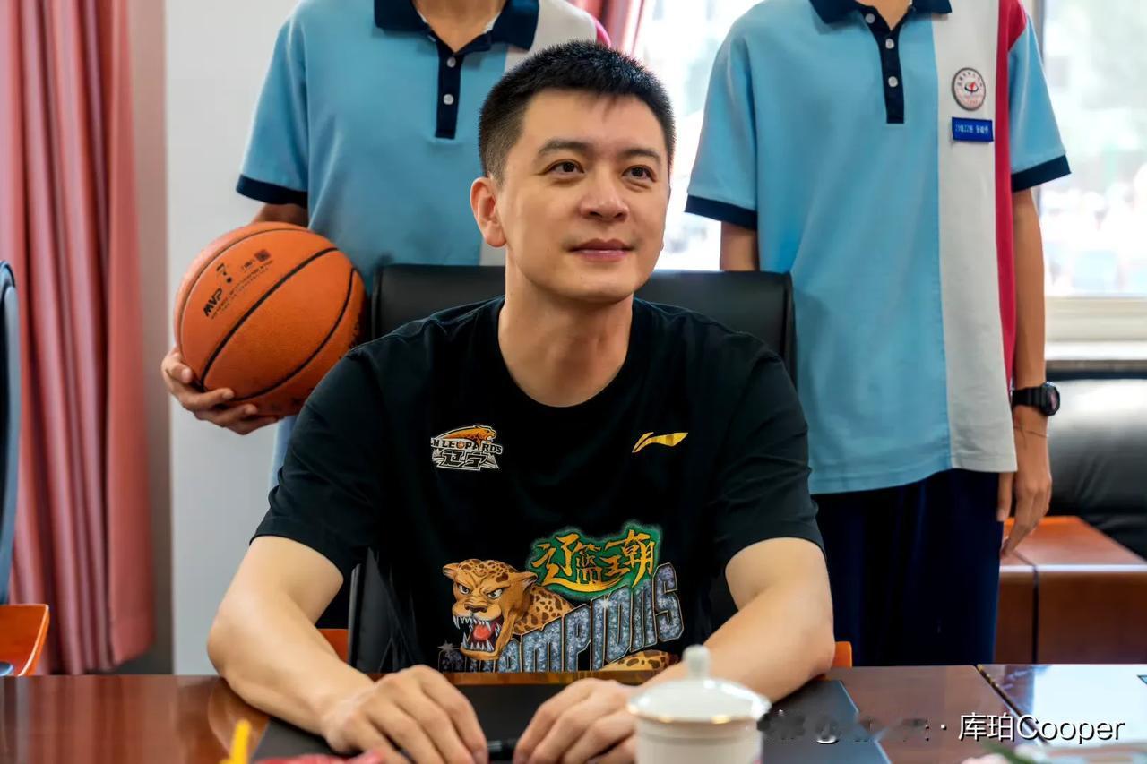辽宁男篮太狡猾！休赛期拿亚冠来练兵，主力休整，一箭三雕，养伤+锻炼年轻球员+考察