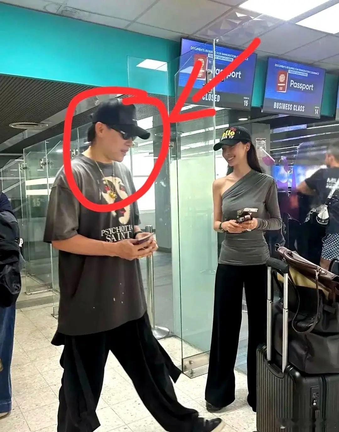 相由心生不是没道理的。42岁的胡彦斌最近状态真的不一样，皮肤紧致精神饱满，看着比