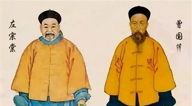 1872年，曾国藩在南京病逝。消息传到西北大营时，左宗棠正在批阅军报。他放下笔，