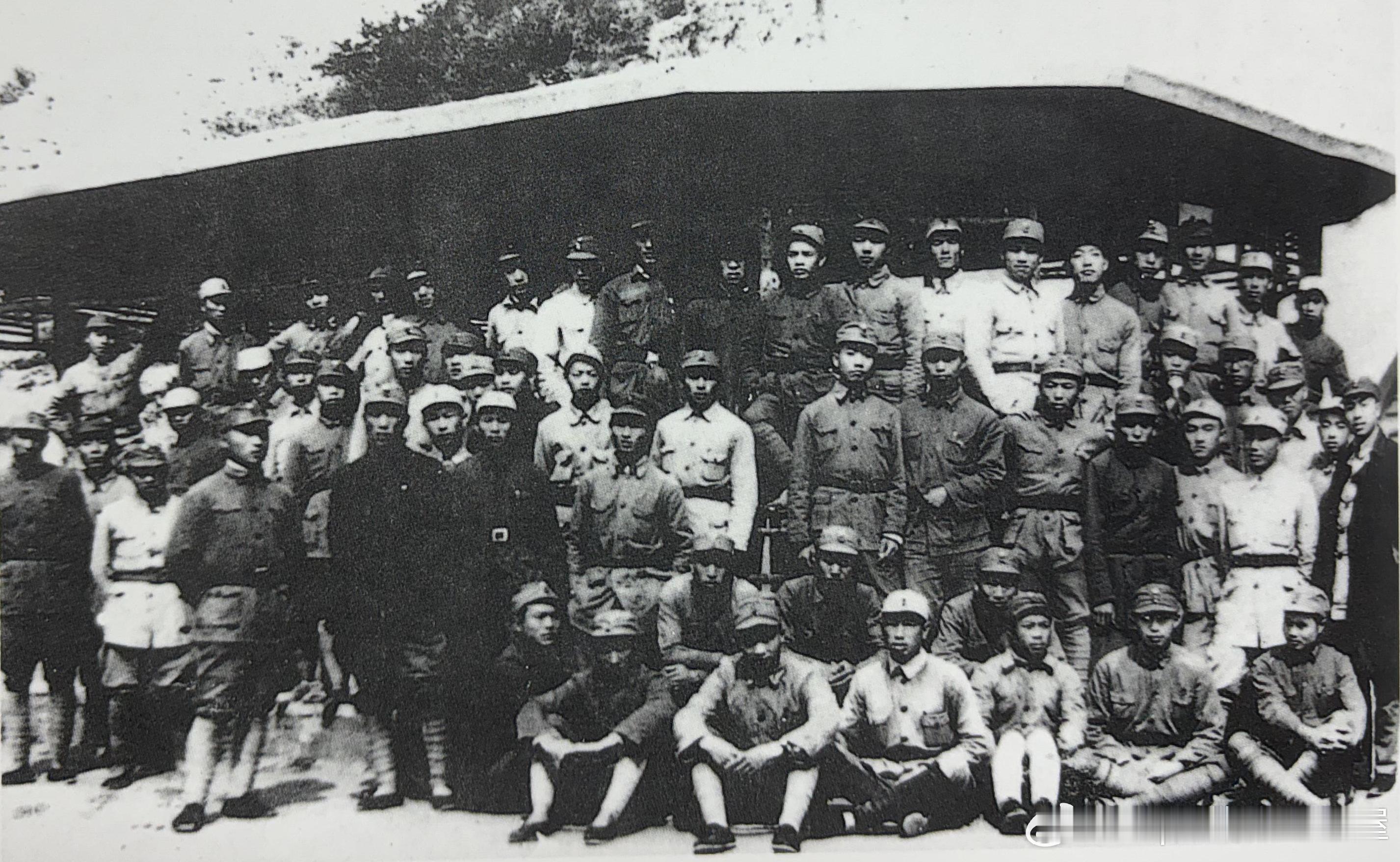 1939年1月中共中央军委决定组织战地工作考察团，由65人组成，总政治部组织部部