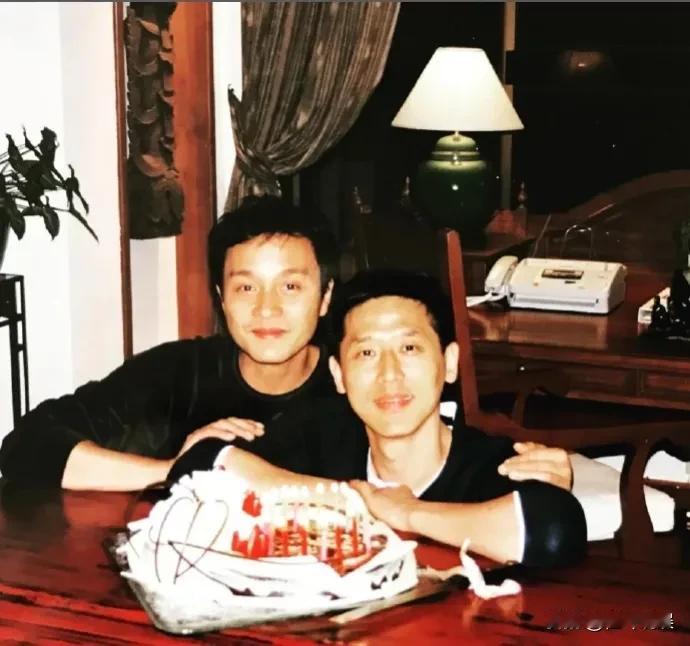 #唐鹤德关闭ins不公开也不回应# 
唐鹤德被曝已经有伴侣且有孩子了引发热议，唐