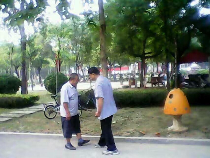 这是2013年8月在德州市妇幼活动中心里拍到的感人场景：儿子不幸得了脑梗死，走路