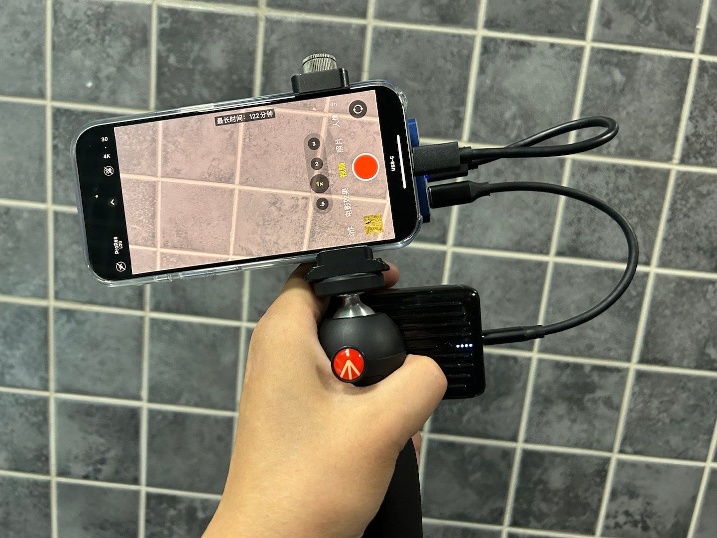 我研究了个新方案，给iPhone按上一个CFB读卡器，这个读卡器可以外接电源供电
