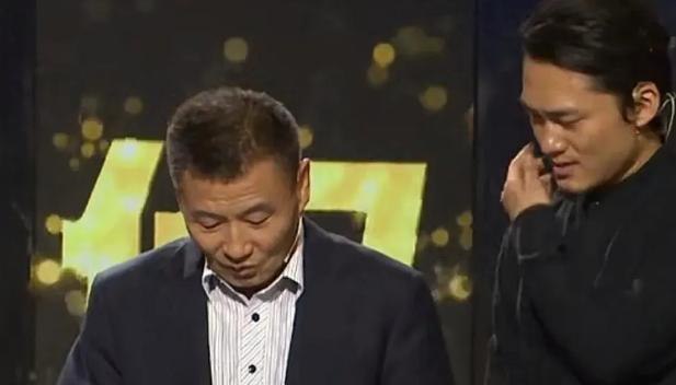 黑龙江一男生实在没办法，跪在操场求校长资助上学，校长只回了一句：“你只管读书。”