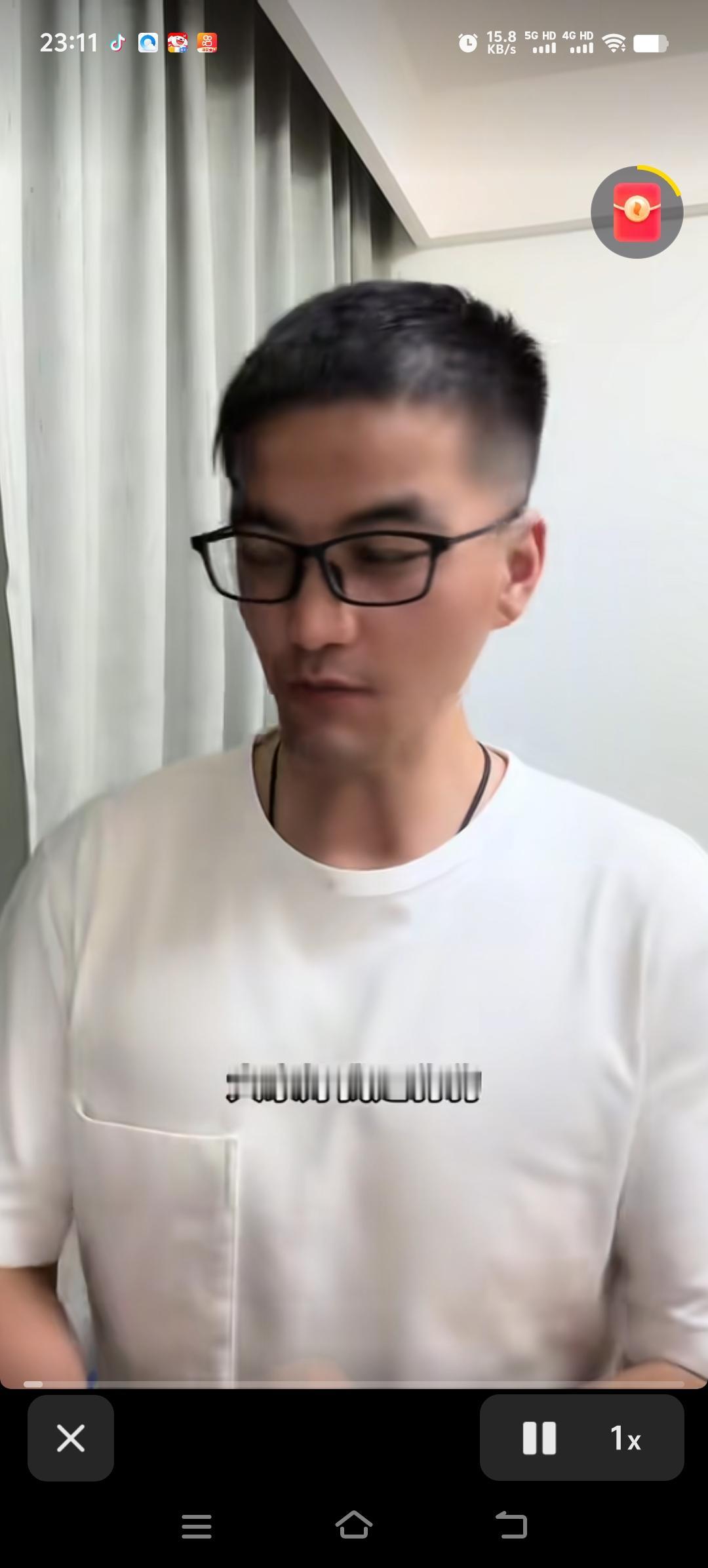 你别去诋毁郁豹豹，他并非好逸恶劳之辈。这几年，他历经诸多波折，与亲人聚散离合，看