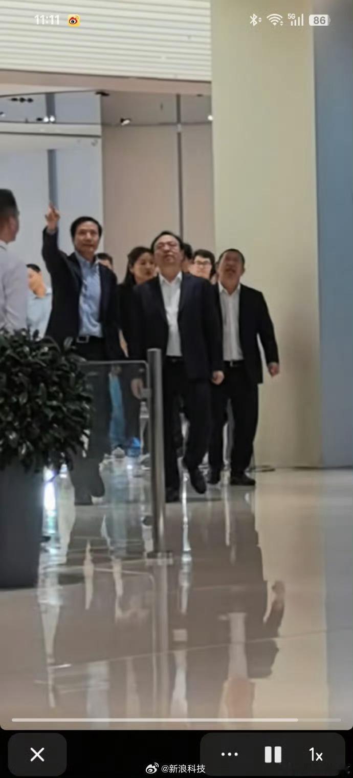 雷军带王传福参观小米工厂一个是北京欠车王，另一个是深圳卖车王哈哈哈哈。[二哈] 