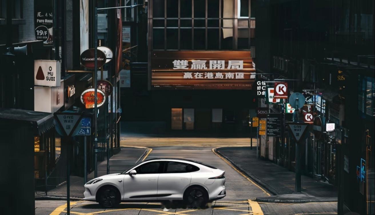 和身边好多朋友聊起新能源汽车话题时，他（她）们都认可新能源汽车的动力性能以及车内