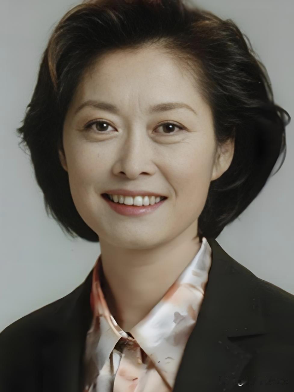 敬一丹，央视资深主持人，以沉稳大气、亲和温暖的风格深入人心。从《焦点访谈》到《感