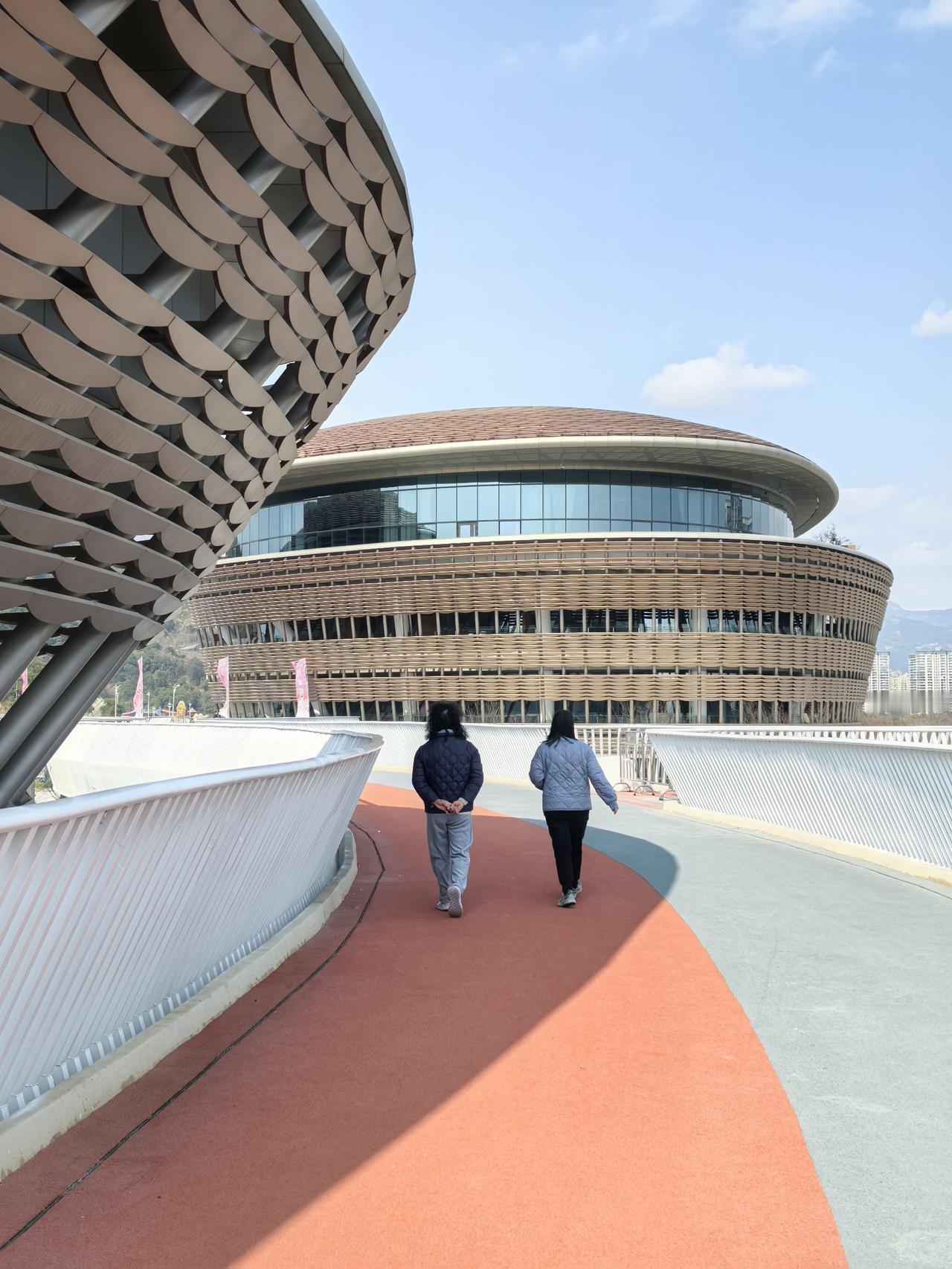 今年三月份，我去过乐清（温州）胜利塘渔人码头，看到了五个“海瓜子”城市新地标在建
