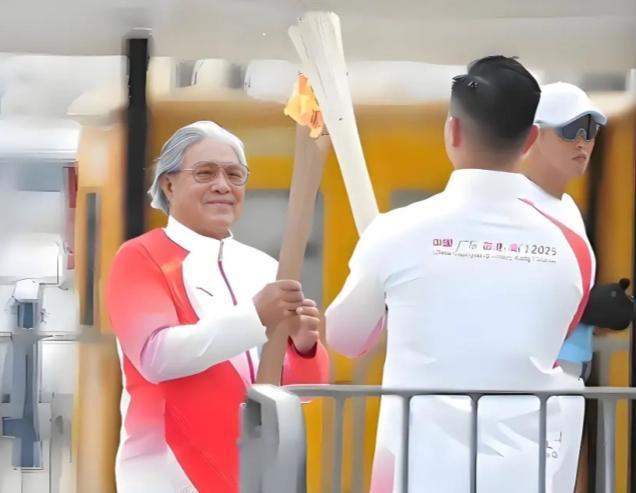 近日，全运会火炬传递活动在香港举行，79岁的霍震霆身为火炬手参与其中。

画面里