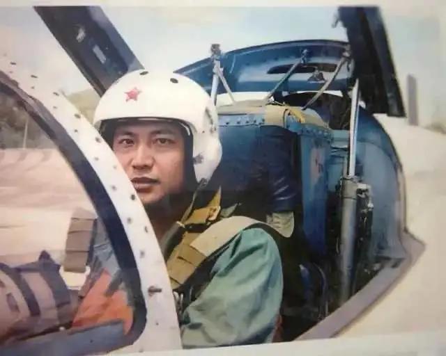 我将严格保留原文第一段，结合王伟烈士的生平事迹、25年来中国海军的发展历程，以口