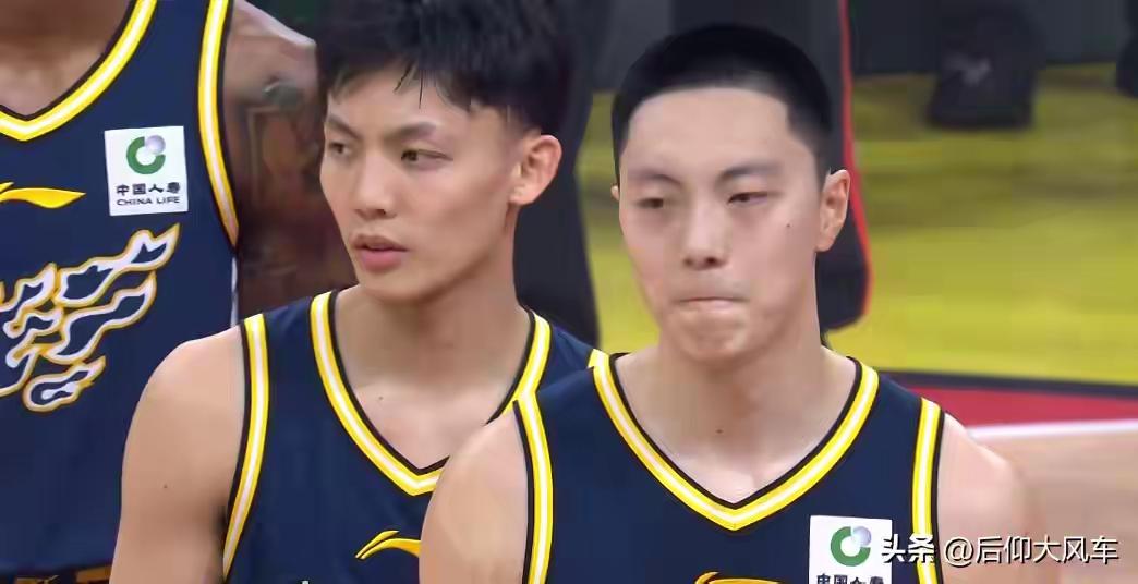 以后别让人家挑拨2.3兄弟之情了。
昨晚上比赛胡明轩虽然是首发出场21分钟，却只