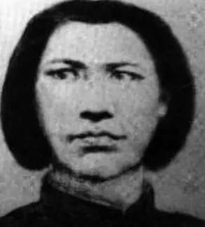 1947年，敌人为了让23岁的吕宝兰开口，手段极其残忍，把她父亲和弟弟绑上石头扔