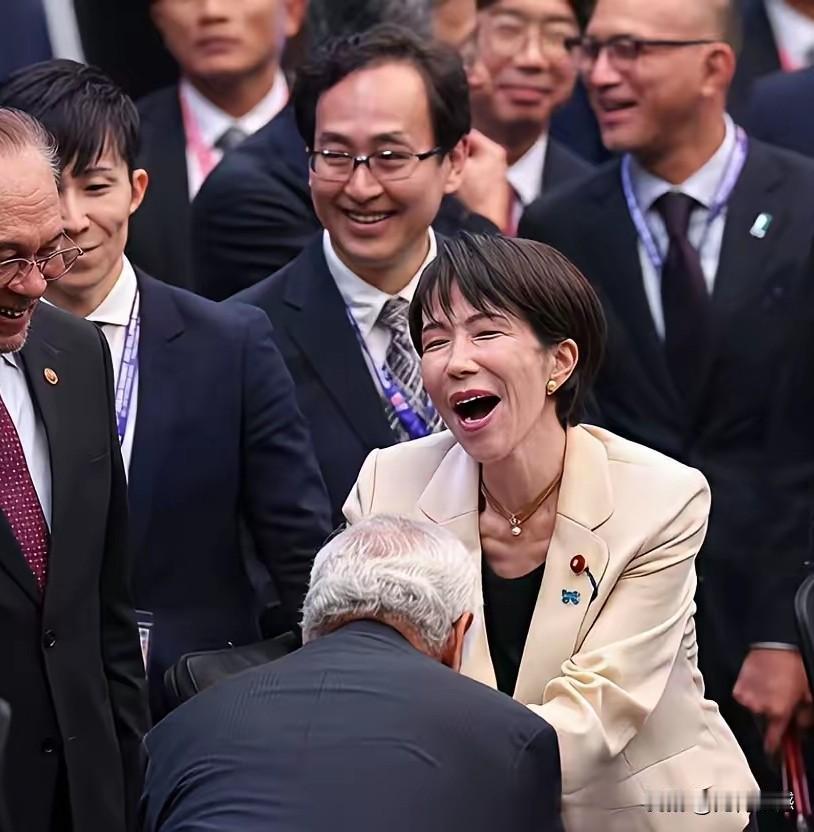 高市早苗，这是在干嘛？张着嘴，眯着眼，不知在说着什么，看它这副形象，怎么看都不像