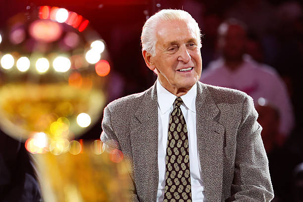 尼克斯记者：据报道，热火想要在不送出阿德巴约和鲍威尔的情况下尝试得到字母哥和莫兰