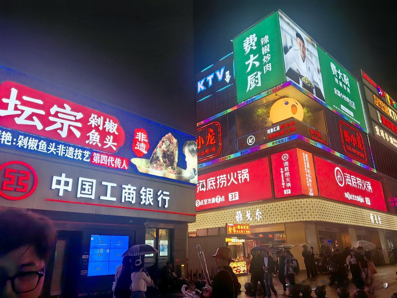 深夜走访长沙五一步行街商圈
​餐饮欣欣向荣江湖总有新人出
​实力老店依然把守黄金