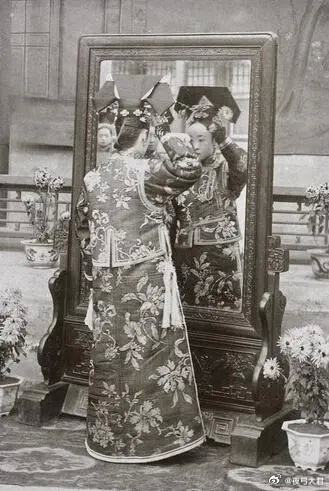 对镜自照，背影与屏风镜中的面容。 ​​​