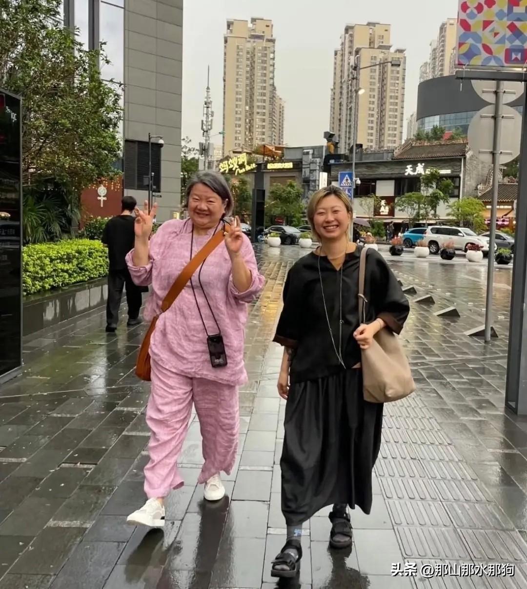 洪晃最欣赏的人，不是名流大咖，而是底层逆袭的叫卡生的一名普通女孩。
 
很多人在