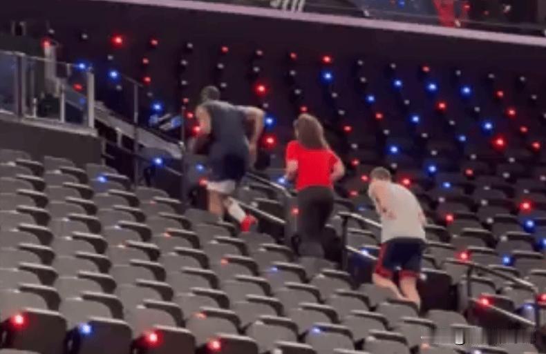 哈登的努力应该得到认可！赛后还要加练！留在快船意义不大



快船惨败魔术，哈登