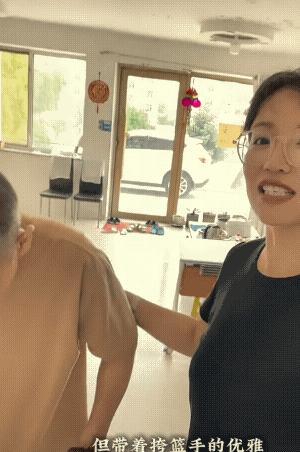脑梗患者夫人发抖音，我看了，感觉把他丈夫拿出来打趣，不太好。
但是尚有如此幽默风