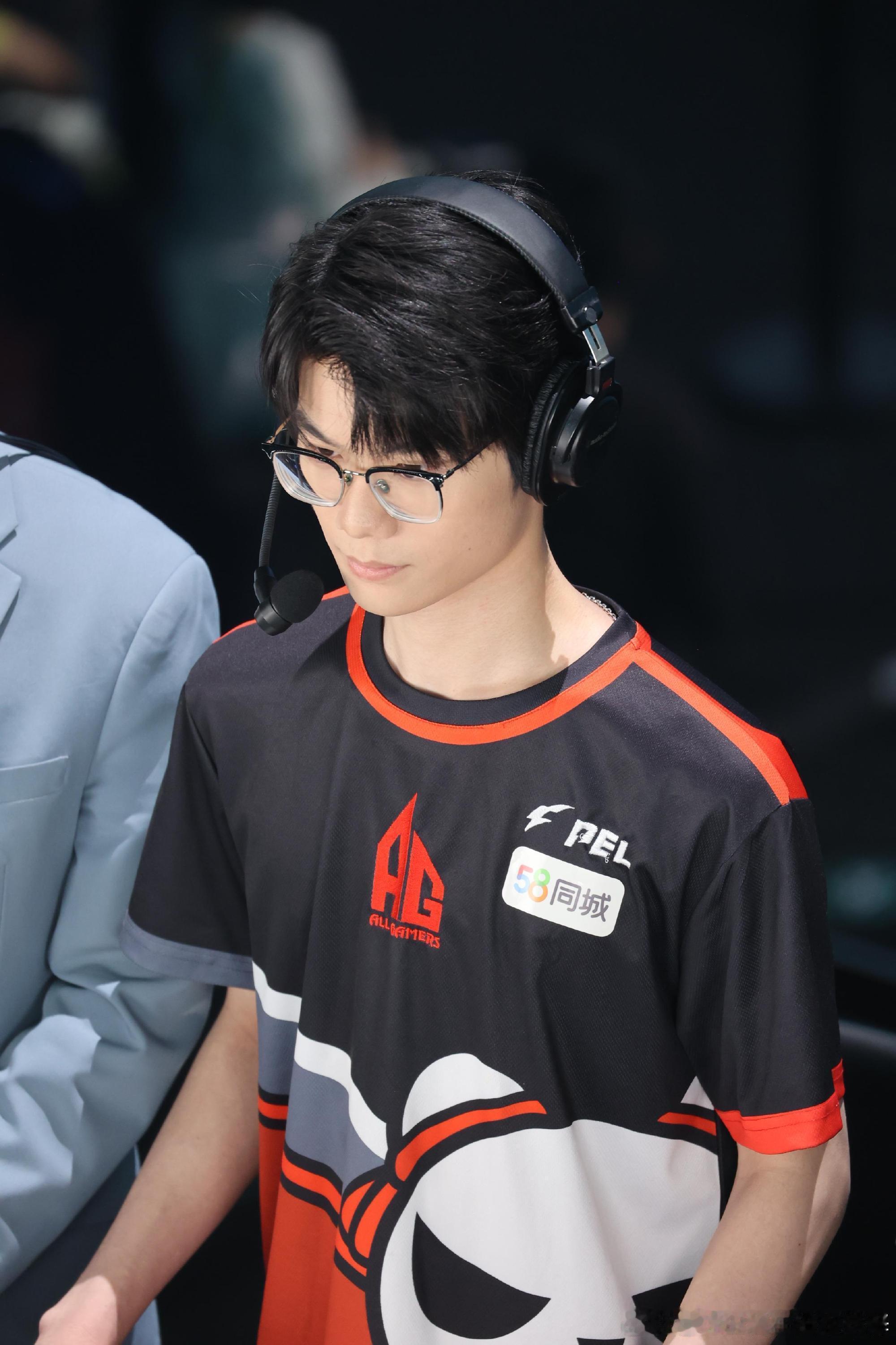 #解说33上线# 解说33上线咯，点头微笑嗯，这风格太可爱啦！ ​​​