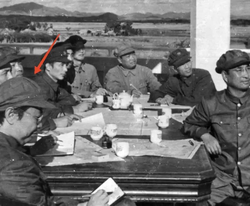 1949年广州战役前夕，陈赓大将等人在作战指挥部开会时的照片

照片中戴眼镜的就