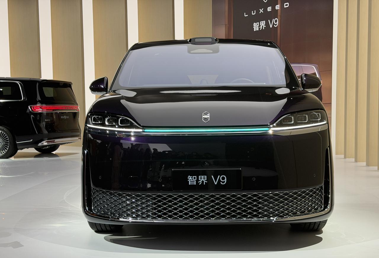 鸿蒙智行春季新品发布会上，华为智界V9全球首发电磁热控压铸技术，为行业首个实现该