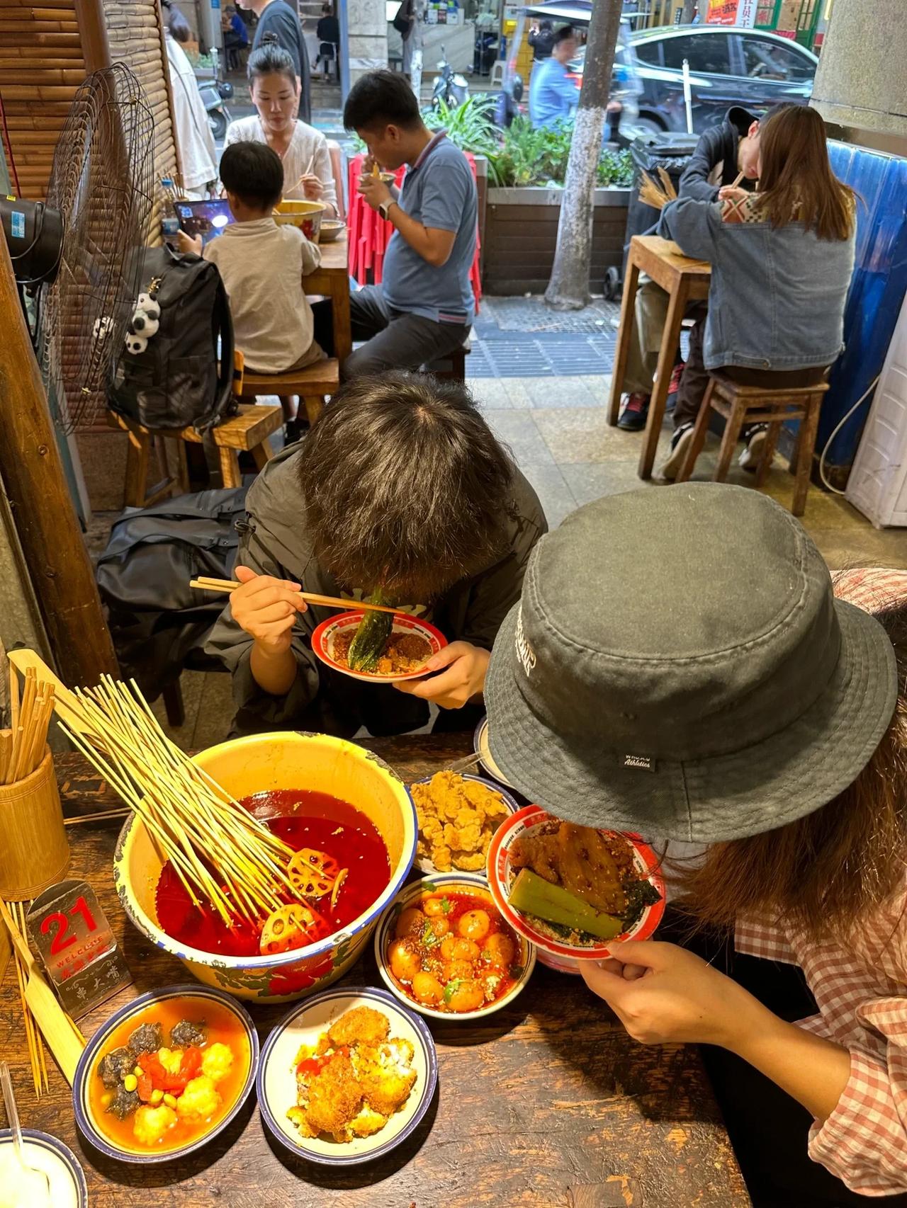 成都的油卤串串也太香了吧！

没想到春熙路的小巷巷头还有这种油卤串串
简直梦回小