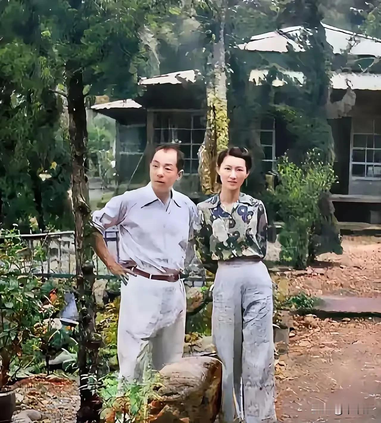 这是真实的照片，当年的少帅和赵四小姐。按照今天的标准来看，也只是两个正常人。并没
