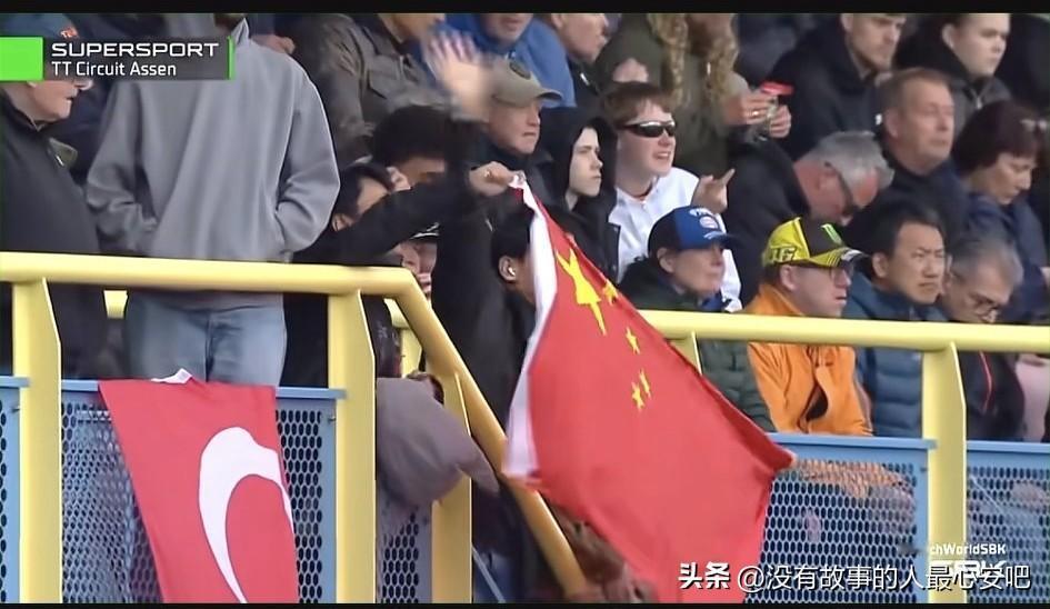 大家不知道有没有发现，虽然这次德比斯在荷兰站成绩不算理想，但是wsbk官方却愿意